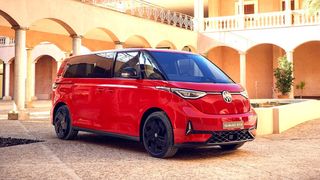 Im Sommer 2024 startet der Vorverkauf des Powerpakets „ID. Buzz GTX“ von Volkswagen Nutzfahrzeuge. Mit 340 Pferdestärken ist optimale Zugkraft auch bei Anhängelasten bis zu 1.800 Kilogramm garantiert. (Bild: VWN)