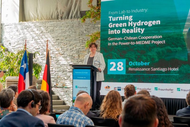 Dr. Ramona Schröer bei der Abschlussveranstaltung zum Forschungsprojekt Power-to-MEDME in Santiago de Chile. (Bild: AHK Chile)