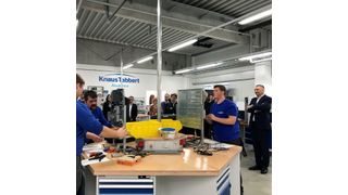 Geschäftsführer Werner Vaterl (r.) und die Ehrengäste sehen den Elektroniker-Azubis bei der Arbeit zu. (Knaus Tabbert)