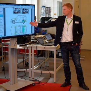 Erste Aufgabe ist es, die Batterie zu lokalisieren. Dabei helfen die Rettungskarten, die eigentlich für die Feuerwehr gedacht sind.(Foto:  Jan Rosenow)