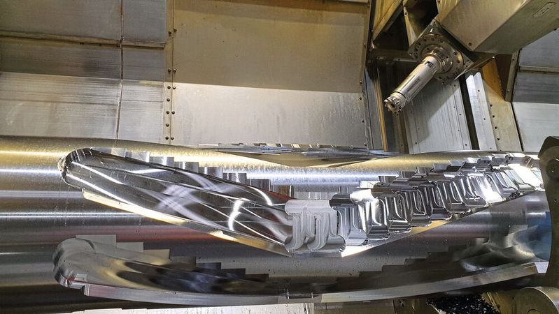 Sechs Stunden lang ist der Goldsfeed ununterbrochen im Einsatz und erlaubt so die Fertigstellung des Rotors über Nacht. Sechs Stunden lang ist der Goldsfeed ununterbrochen im Einsatz und erlaubt so die Fertigstellung des Rotors über Nacht.