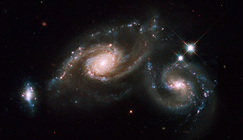 Gruppenbild: Drei Galaxien bilden das Triplet Arp 274 (NASA/STScl)