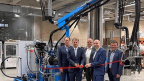 Startschuss für die neue Partnerschaft: Die Highline MK2 wird im Rahmen des FSK-Seminars Polyurethantechnik offiziell an das IKT übergeben. V. l. n. r.: Klaus Junginger (Geschäftsführer FSK), Prof. Christian Bonten (Institutsleitung IKT), Jens Winiarz (Senior Director Sales, Hennecke PUR Solutions), Prof. Marc Kreutzbruck (Institutsleitung IKT), Christian Loretz (Vorstandsmitglied FSK). (Bild: Hennecke)
