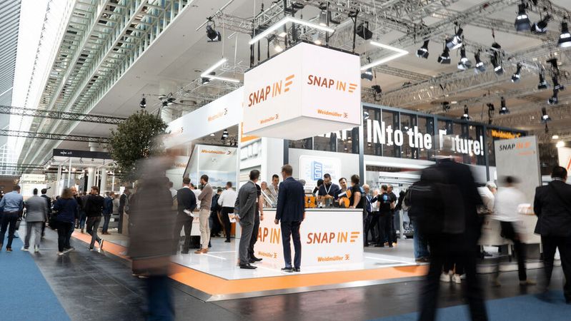 Weidmüller hat 2022 erstmals die Umsatzmarke von einer Milliarde Euro überschritten. Seine Produkte, Lösungen und Dienstleistungen für die Smart Industrial Connectivity sowie das Industrial Internet of Things zeigt das Elektronik- und Verbindungstechnikunternehmen in Halle 11, Stand C57.(Bild:  Weidmüller)