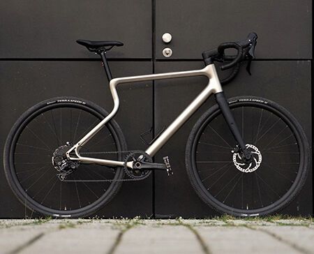 Die Stahlrahmenkonstruktion des Schotter-E-Bikes Waldwiesel.E wird in Großserie mittels Metall-3D-Druck gefertigt. Der spezielle Hinterbau federt das Hinterrad elastisch ab und gleicht dadurch Unebenheiten und Stöße aus. (Bild: Urwahn/Purmundus Challenge)