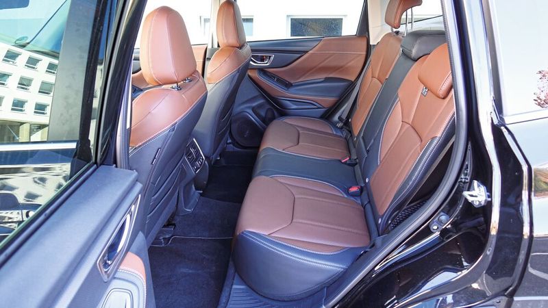 ... aber auch auf der Rücksitzbank haben es zwei weitere Erwachsene bequem. (Bild: Rosenow/»kfz-betrieb«)