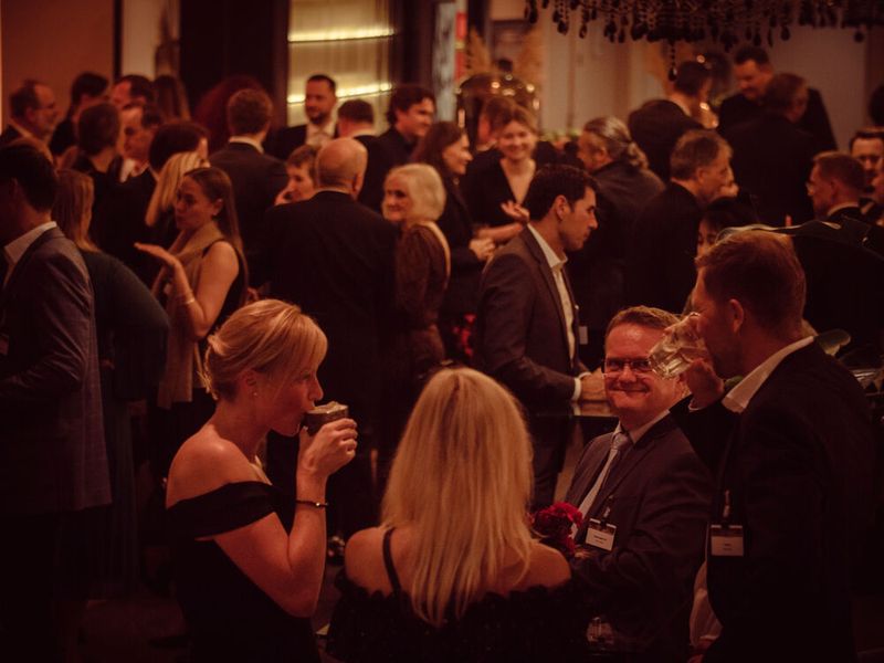 Im Foyer des Hotel Maximilian's klingt der Abend dann schön und gesellig aus. (Bild: krassevideos.de / VIT)