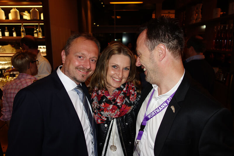 (l.) Volker Kaps und Tom Knicker mit Andrea Bredenkamp, Wortmann (Bild: IT-BUSINESS)