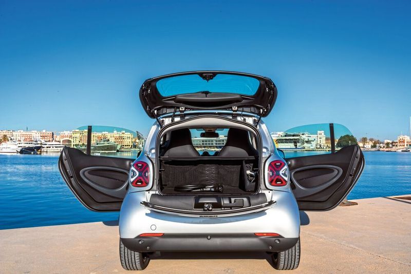 Hinten fallen besonders die geänderten Rückleuchten mit ihrem dreidimensionalen Design auf. (Smart)