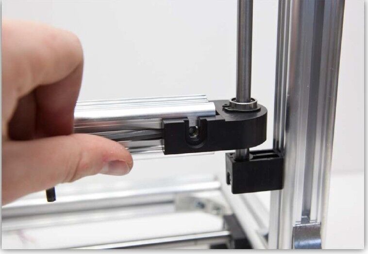 Der 3D-Drucker Velleman K8200 im Aufbau: Die KLEINE Z-LAGERKLEMME wird am Extruderarm befestigt (Bild: Velleman nv)