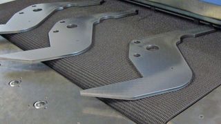 Diese lasergeschnittenen Blechteile gleichen dank Lissmac-Know-how von ihrer Oberflächenqualität her nun wie ein Ei dem anderen. (Bild: Ballweg)