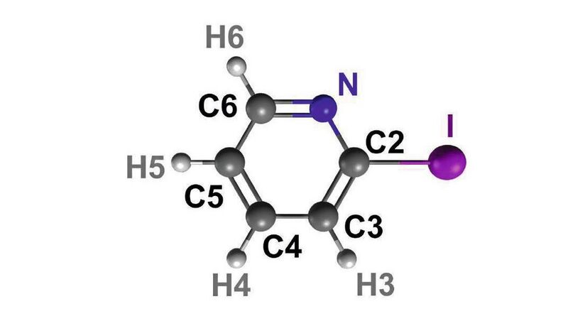 Der Iodpyridin-Ring wird von Kohlenstoffatomen (grau) und einem Stickstoffatom (blau) gebildet. Das Jodatom (violett) sitzt außen am Ring. (European XFEL / Rebecca Boll, Till Jahnke)