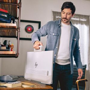 Mit dem Handgriff lässt sich der HP Envy Move einfach transportieren. Eine Netztasche auf der Rückseite des All-in-One-PC dient als Stauraum für das Keyboard mit integriertem Touchpad.(Bild:  HP)