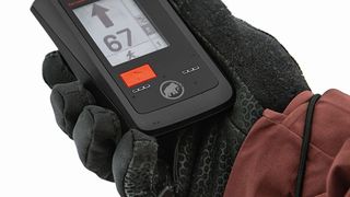 Robust-wetterfester Lebensretter durch Kunststoff: Die Schweizer Mammut Sports Group hat zwei neue Barryvox-Transceiver (Ortungsgeräte im Falle einer Lawinenverschüttung des Trägers) im Programm. Die Gehäuseteile bestehen aus Polyamid (PA) und thermoplastischem Elastomer (TPE), die laut Kraiburg per 2-K-Spritzgießen gefertigt werden. Das dabei verwendete Kraiburg-Compound hafte auf dem PA besonders gut, was das Gerät außerdem gegen Wasser sciher und dauerhaft abdichte. (Kraiburg TPE)