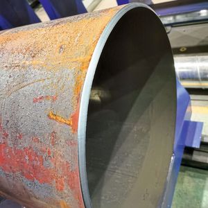 Die CNC-Rohrschneidanlagen von Microstep ermöglichen, in einem Ablauf zu schneiden und die Rohrenden zum Schweissen zu fasen, wahlweise sogar Behälterböden zu bearbeiten. (Bild:  Microstep)