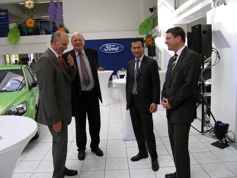 Vorfreude auf die künftige Zusammenarbeit: (v. li.) Jürgen Stackmann, AVAG-Aufsichtsratschef Albert Still, Markus Hofmann und Dr. Volker Borkowski. (Archiv: Vogel Business Media)