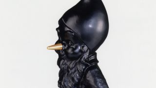 Die Trophäe ist ein schwarzer Zwerg mit goldener Nase – als Symbol für die exorbitanten Profite, die die Produktpiraten auf Kosten kreativer Designer und innovativer Unternehmen erwirtschaften. (Bild: Aktion Plagiarius e.V.)