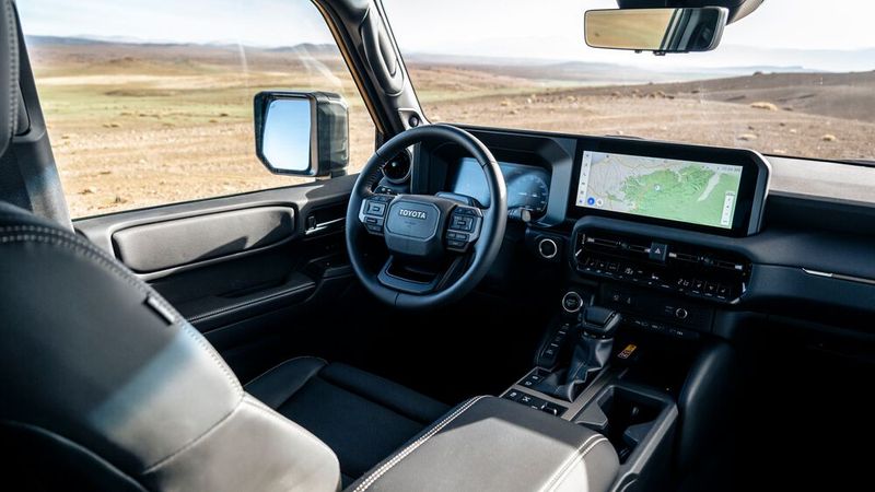 Um piepende Assistenten, allen voran die übereifrige Tempowarnung, auszuschalten, bedarf es zu viel Fummelei mit den Lenkradtasten. (Bild: Toyota)