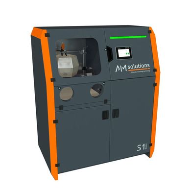 Vor Kurzem feierte sie Weltpremiere! Die S1 Basic von AM Solutions. Bei ihr handelt es sich um die erste kompakte Strahlanlage für das automatisierte Reinigen und für die Oberflächenbearbeitung von 3D-gedruckten Polymerbauteilen im industriellen Einstiegssegment.  (Bild: Rösler Oberflächentechnik)