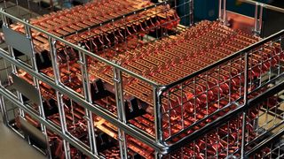 Stanz-Biege-Teile für die Elektromobilität erfordern eine verlässliche definierte Oberflächenspannung und damit eine präzise Teilereinigung. (Pero)