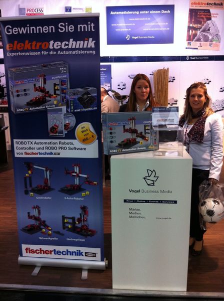 v.l. Heidi Alt und Vera Leufgen vom elektrotechnik-Marketing treffen die letzten Vorbereitungen. (Archiv: Vogel Business Media)