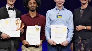 Marco David (17), Abhik Pal (19) und Benedikt Stock (19) aus Bremen-Nord erhielten mit ihrem Projekt „Hilbert meets Isabelle“ den Preis des Bundespräsidenten für eine außergewöhnliche Arbeit, überreicht von Anja Karliczek, Bundesministerin für Bildung und Forschung sowie Kuratoriumsvorsitzende der Stiftung Jugend forscht e. V.. (© 2018 Stiftung Jugend forscht e. V.)