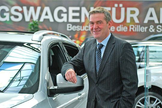 Dierk Harneid, Autohaus Riller & Schnauck: „Bei den Neuwagen spüren wir seit Beginn der zweiten Monatshälfte eine Belebung. Die ersten zwei Januarwochen waren geprägt von einem unbefriedigenden Auftragseingang. Und obwohl in Berlin noch  viel Schnee liegt und immer noch eisige Temperaturen herrschen, läuft das  Gebrauchtwagengeschäft auf relativ hohem Niveau. Im Service hatten wir einen guten  Start, der trotz kurzfristiger Terminabsagen von Kunden einen erfreulichen Verlauf nimmt und erwarten lässt, dass wir unser Monatsziel übererfüllen.“ (Archiv: Vogel Business Media)