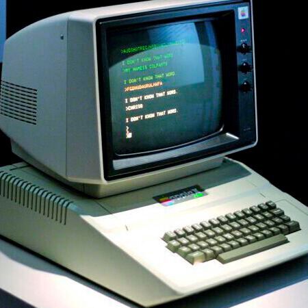 Der Apple II begründete 1977 den Ruf Apples als innovatives Tech-Unternehmen und trug – als einer der drei ersten kompletten Heimcomputer – dazu bei, die Geräte massentauglich zu machen. Der Apple II begründete 1977 den Ruf Apples als innovatives Tech-Unternehmen und trug – als einer der drei ersten kompletten Heimcomputer – dazu bei, die Geräte massentauglich zu machen.