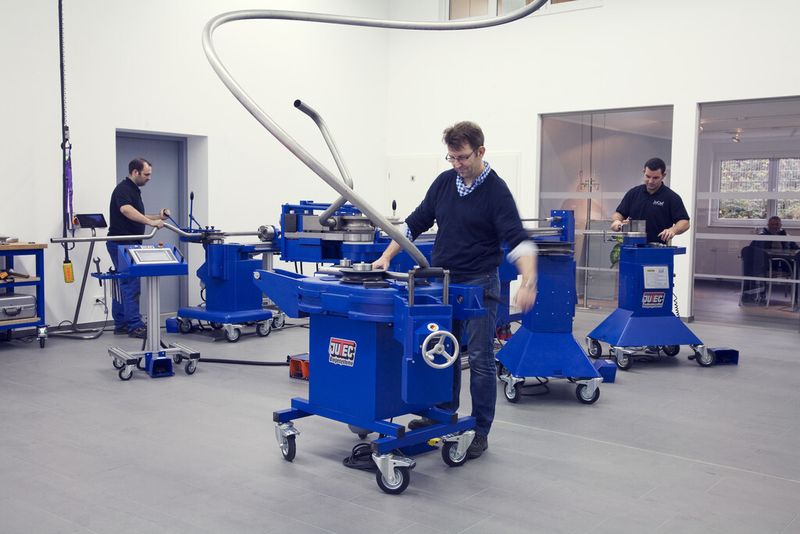 Jutec-Betriebsleiter Ralf Kosmol am Rollenbieger RB60 (Bild: Jutec)