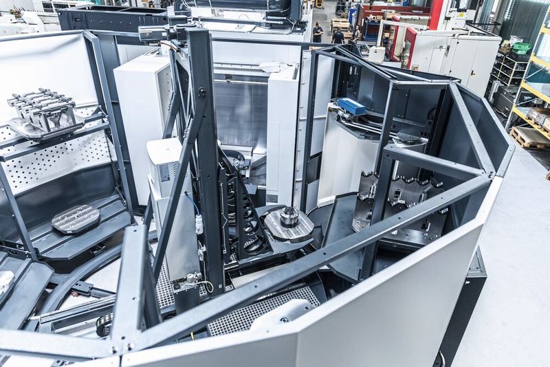 Der flexible Heller-Rundspeicher kann sowohl 630 Millimeter x 630 Millimeter als auch 800 Millimeter x 800 Millimeter große Paletten lagern und verarbeiten – sogar im Mischbetrieb. Das macht die gesamte Fertigungsanlage besonders flexibel. (Bild: Heller)