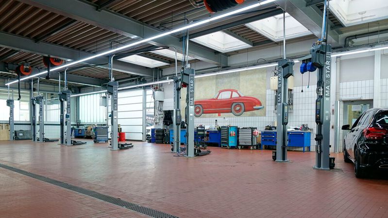 Bei der Wahl ihrer Hebetechnik setzen die Werkstätten – egal ob markengebunden oder frei – mit Abstand am häufigsten auf den Klassiker schlechthin: eine Zweisäulen-Hebebühne mit einer Traglast von 3,5 Tonnen.(Bild:  Schreiner/»kfz-betrieb«)