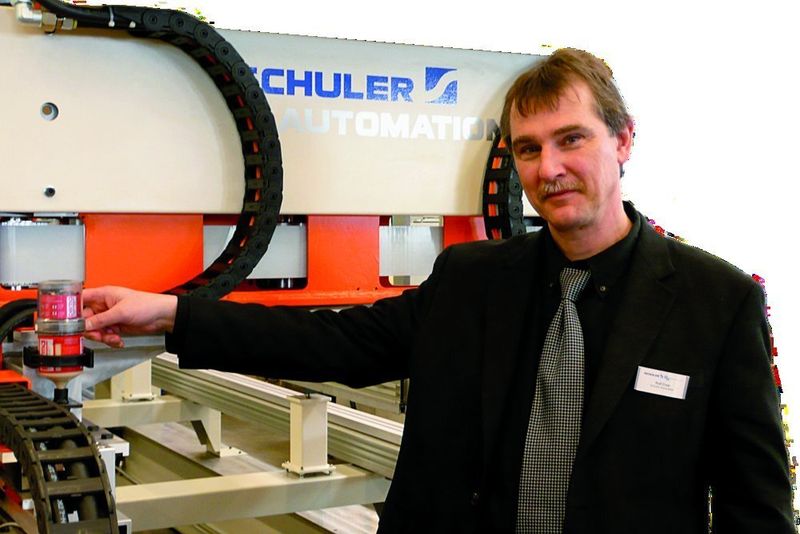 Dipl.-Ing. Rolf Cisar, Leiter Transfersysteme und Massivumformung bei der Schuler Automation GmbH & Co. KG in Heßdorf: „Mit dem neuen modularen AT3 Drei-Achs-Transfer-System können unsere Kunden flexibel reagieren.“ Bild: Kuhn (Archiv: Vogel Business Media)
