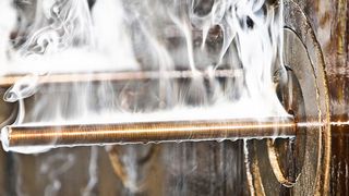 Bild 1: Um mit dem Edelstahl das für Kugelzapfen geforderte Festigkeitsniveau zu erzielen, standen der Drahtabzug beim Ziehprozess vor der Kaltumformung (im Bild) sowie die Umformstufen beim Kaltfließpressen im Blickpunkt. (Bild: Rolf Graner)