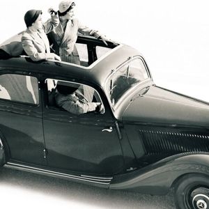 Das Faltdach von Webasto wurde bereits 1937 auf Wunsch bei Daimler-Benz in den Mercedes 170 V am Band eingebaut.(Bild:  Webasto)