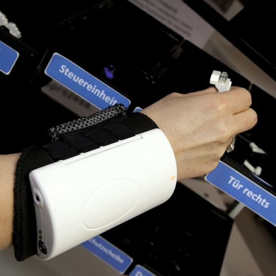 Beugt Fehlgriffen vor: Das RFID-Armband des Fraunhofer-Instituts für die mobile Objekt-Identifikation. Das Armband ist nur rund 300 Gramm leicht und behindert oder ermüdet den Nutzer bei seinen Tätigkeiten nicht. Beugt Fehlgriffen vor: Das RFID-Armband des Fraunhofer-Instituts für die mobile Objekt-Identifikation. Das Armband ist nur rund 300 Gramm leicht und behindert oder ermüdet den Nutzer bei seinen Tätigkeiten nicht.
