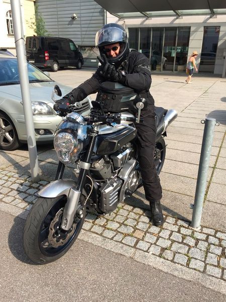 Victory, was sonst? Mit 1670 cm³ einer der Hubraum-Titanen der Tour: Martin Schilling (allen nur bekannt als DER Cousin) passend ganz in schwarz auf seiner luftgekühlten V2 Yamaha MT-01. (IT-BUSINESS)