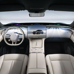 Das puristische Cockpit wird von einem großen Bildschirm dominiert.(Bild:  Xiaomi)