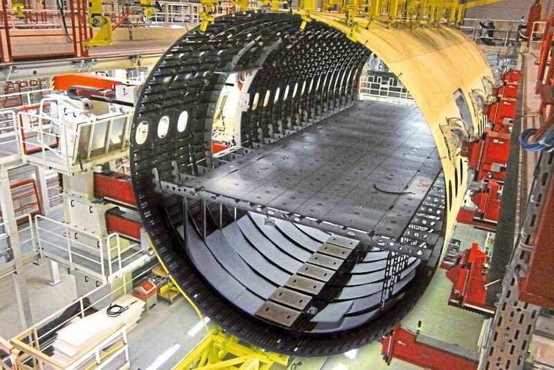 The communicating digital twins is moving one step closer to autonomous production (shown here is the fuselage assembly of the Airbus A350). (Flugrevue)