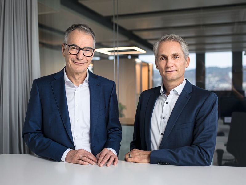 Seit Januar 2026 übernimmt Alexander Heizler (r.) die Rolle des Chief Executive Officer (CEO) beim Membranpumpenhersteller KNF. Er ist seit 2009 im Unternehmen und war seit 2021 als Chief Operating Officer (COO) tätig. Martin Becker, ehemaliger CEO, zieht sich nach mehr als 40 Jahren bei KNF, davon 26 als CEO, aus der operativen Führung zurück. Er konzentriert sich nun vollständig auf seine Rolle als Präsident des Verwaltungsrats. Becker bleibt dem Unternehmen zudem als Anteilseigner verbunden. (Bild: KNF)