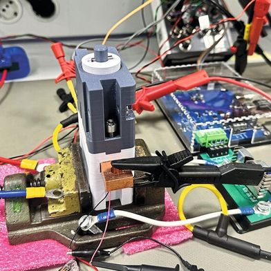 Schalttechnik für Gleichstromnetze: Mit intelligenten hybriden und vollelektronischen Schalt- und Schutzgeräten für zukünftige Gleichstromnetze sollen kritische Infrastruktur, Industrie und Batteriespeicheranlagen stabil und sicher betrieben werden. (Bild: Kristin Rinortner)