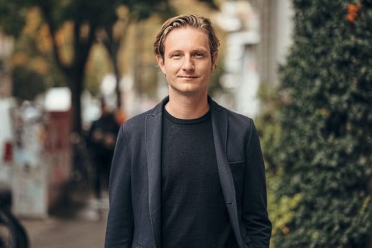 Tobias Rappers ist Geschäftsführer der Maschinenraum GmbH. Der Maschinenraum ist ein geteiltes Ökosystem, das von Familienunternehmen für Familienunternehmen entwickelt wurde. Es vernetzt über 450.000 Mitarbeitende aus mehr als 80 Mitgliedsunternehmen und ermöglicht strukturierten Austausch zu allen Kernbereichen der Transformation.(Bild:  Maschinenraum/Dirk Walter)