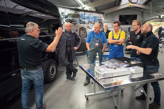 Gemeinsam mit den Spezialisten von Carbon begutachten die Autodoktoren Holger Parsch und Hans-Jürgen Paul die beschädigte Seitenwand eines VW Crafter. Gemeinsam mit den Spezialisten von Carbon begutachten die Autodoktoren Holger Parsch und Hans-Jürgen Paul die beschädigte Seitenwand eines VW Crafter.