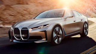 Der bayerische Autokonzern BMW wurde im ersten Quartal von Platz zwei bei den Neuzulassungen für Elektroautos, hier ein i4, in Deutschland verwiesen. Nun hat er sich den Rang wieder sichern können ... (Bild: BMW)