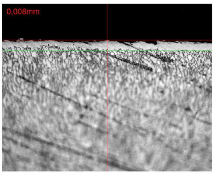 Querschliff eines Expanite-gehärteten Bauteils aus Stellite 1040. Die Dicke der gehärteten Randzone liegt bei circa 8 µm, bei einer Oberflächenhärte von circa 900HV0.025. (Expanite)