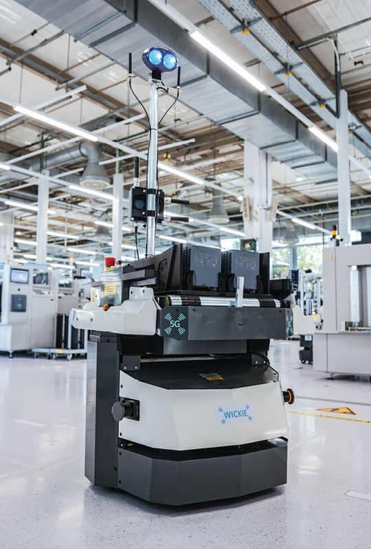 (Wickie“, einer der mobilen Cobots (kollaborative Roboter) im MF-K, liefert Halbzeuge – und zwar genau dann, wenn sie benötigt werden. Bild: Siemens AG)