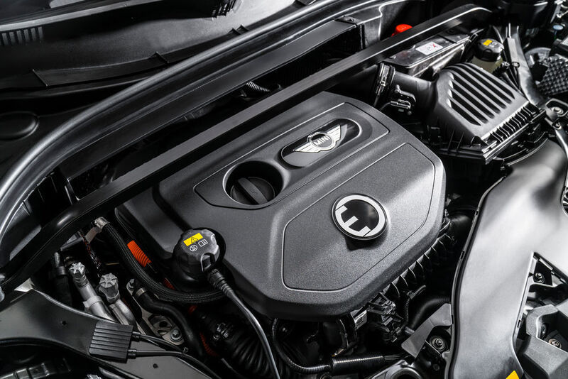 Der Dreizylinderbenziner kommt dort zusammen mit einem E-Motor für die Hinterachse auf gemeinsame 165 kW/224 PS. (Mini)