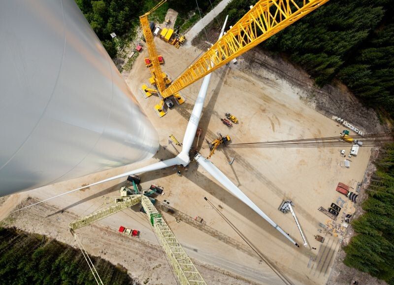 Der erste Prototyp der Weltrekord-Windturbine auf dem Weg durch Dänemark, bei Aufbau und Tests (Siemens)