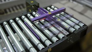 Bild 1: Pneumatisch angetriebene Schubvorrichtungen werfen zuverlässig fehlerhafte Teile aus oder schieben Werkstücke auf andere Förderbänder.  (Bild: Parker)