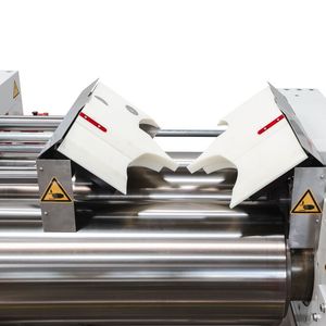 Die Klappfunktion der Schiebebacken für die Deguma-Walzwerke Neo-Premium und Neo-Plus ist nur bei stehenden Walzen, dann jedoch sowohl in der Endlage ganz außen als auch in Zwischenpositionen möglich. (Bild:  Deguma / Th. Höhl)