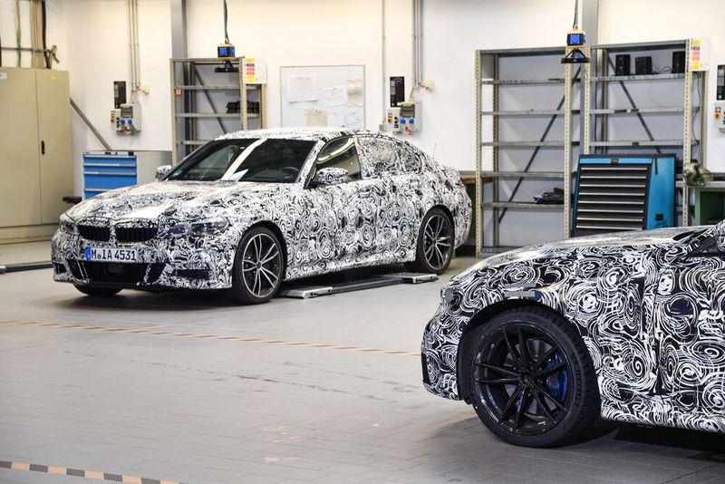 In der Werktstatt des BMW-Testzentrums am Nürburgring wird den Prototypen viel Aufmerksamkeit zuteil. (Bild: BMW)